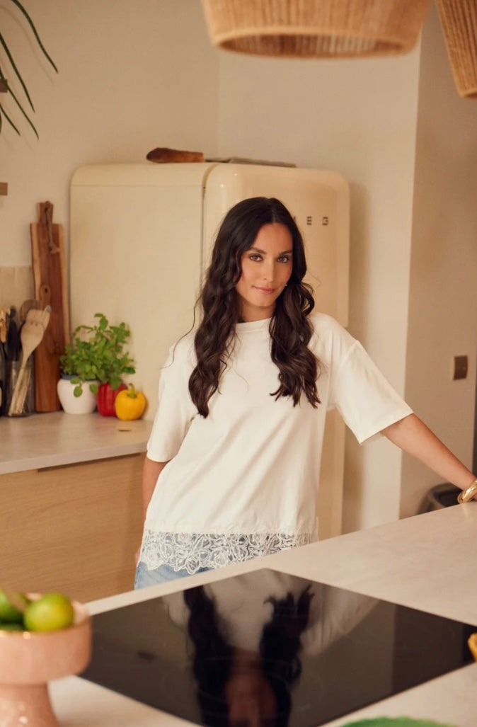 Wit katoenen T-shirt met luxe kanten details